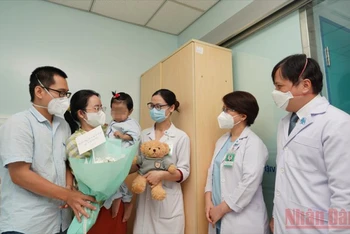 Đội ngũ y bác sĩ Bệnh viện Đại học Y dược thành phố Hồ Chí Minh chúc mừng bệnh nhi và gia đình trong ngày xuất viện.