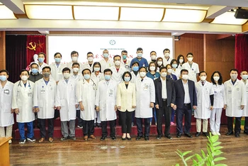 26 cán bộ, nhân viên y tế Bệnh viện Bạch Mai chi viện cho quận Đống Đa chống dịch.