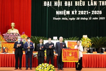 Trung ương Hội khuyến học Việt Nam tặng cờ dẫn đầu phong trào thi đua giai đoạn 2016-2021 cho Hội Khuyến học Thanh Hóa.