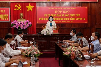 Phó Chủ tịch UBND tỉnh Bình Phước Trần Tuyết Minh chủ trì họp báo cung cấp thông tin cho báo chí.