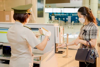 Hành khách thực hiện 5K tại sân bay Nội Bài (Hà Nội). 