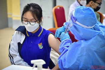 Học sinh Trường THPT Việt Đức được tiêm vaccine mũi 2 phòng Covid-19 trong sáng 23/12 . (Ảnh minh họa: Thành Đạt) 
