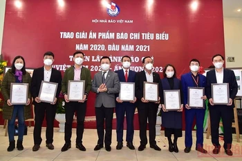 Trao giải Giao diện điện tử Tết ấn tượng trong khuôn khổ giải thưởng Ấn phẩm báo chí tiêu biểu của Hội Nhà báo Việt Nam. (Ảnh: THÀNH ĐẠT)