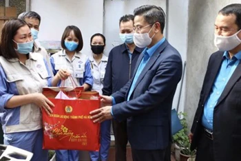 Lãnh đạo Liên đoàn Lao động thành phố Hà Nội tặng quà Tết cho công nhân không về quê, ở lại nhà trọ trong dịp Tết Tân Sửu 2021.