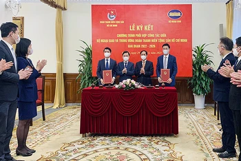 Các đồng chí Bùi Thanh Sơn, Nguyễn Anh Tuấn (thứ 2 và 3 từ phải sang trong ảnh) chứng kiến hoạt động ký kết chương trình phối hợp giữa Bộ Ngoại giao và Trung ương Đoàn, giai đoạn 2022-2026.