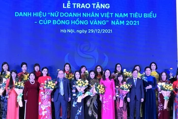 Vinh danh “Nữ doanh nhân Việt Nam tiêu biểu-Cúp Bông hồng vàng” năm 2021.