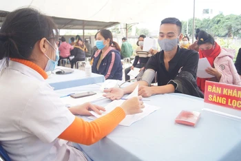 Cán bộ y tế khám sàng lọc trước tiêm cho người dân xã Xa Dung, huyện Điện Biên Đông, tỉnh Điện Biên.