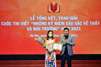 Ban tổ chức trao giải Nhất cho tác giải Lê Hải Vân, giáo viên Trường THCS Đền Lừ (Hoàng Mai, Hà Nội).