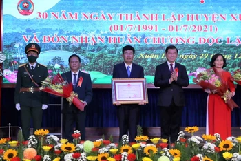 Huyện Xuân Lộc đón nhận Huân chương Độc lập hạng Ba.