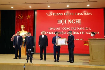 Đồng chí Lê Minh Hưng trao Huân chương Lao động hạng Ba của Chủ tịch nước tặng các cán bộ Văn phòng Trung ương Đảng.