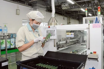 Sản xuất linh kiện điện tử tại Công ty Canon Việt Nam (Khu công nghiệp Bắc Thăng Long, Hà Nội). Ảnh: DUY LINH
