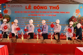 Chủ tịch Ủy ban nhân dân tỉnh Đồng Nai Cao Tiến Dũng và các đại biểu thực hiện nghi thức khởi công.