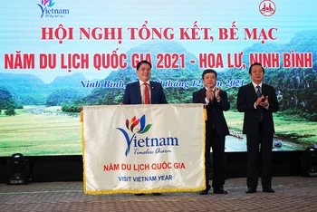 Màn trao cờ cho tỉnh Quảng Nam đăng cai tổ chức Năm du lịch quốc gia 2022.