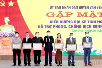 Phó Chủ tịch UBND tỉnh Yên Bái Ngô Hạnh Phúc tặng Bằng khen cho các cá nhân hoàn thành xuất sắc công tác tình nguyện.