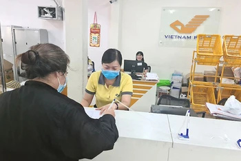 Việc chi trả lương hưu cho người dân được bưu điện thực hiện bảo đảm an toàn.