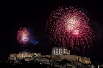 Đền Parthenon trên đồi Acropolis tại thủ đô Athens, Hy Lạp, trong đêm đón năm mới 2021. (Ảnh: Reuters)