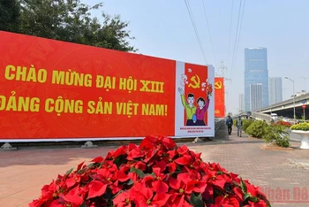 Đường phố Hà Nội trang hoàng rực rỡ chào mừng Đại hội lần thứ XIII của Đảng. (Ảnh: DUY LINH)
