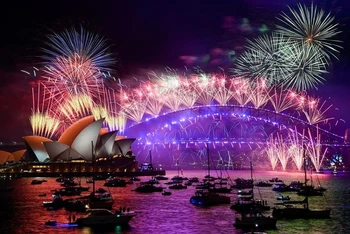 Màn pháo hoa đón năm mới tại Sydney, Australia. (Ảnh Reuters)