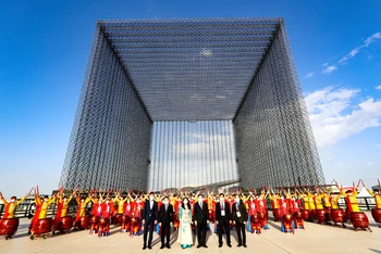Đoàn Việt Nam trước giờ thực hiện nghi lễ mở cửa lớn EXPO 2020 Dubai (Ảnh: NGUYỄN NAM)