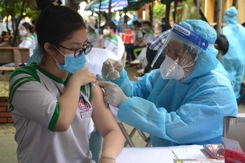 Tiêm vaccine phòng Covid-19 cho học sinh trên địa bàn huyện Củ Chi, TP Hồ Chí Minh.