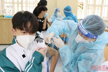 Tiêm vaccine phòng Covid-19 cho học sinh trên địa bàn thành phố Việt trì, tỉnh Phú Thọ. (Ảnh: NGỌC LONG)