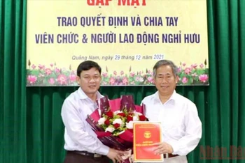 Tiến sĩ Trần Tấn Vịnh (Trường Đại học Quảng Nam, người đứng bên phải) nhận quyết định nghỉ hưu trước tuổi trong đợt 1 năm 2022.