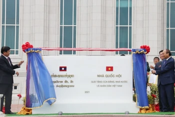 Chủ tịch nước Nguyễn Xuân Phúc (phải) và Tổng Bí thư, Chủ tịch nước Lào Thongloun Sisoulith Lào tại Lễ mở biển công trình Nhà Quốc hội Lào mới tại Thủ đô Vientiane, ngày 10/8. (Ảnh: Xuân Sơn)