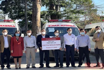 Agribank Gia Lai trao tặng 3 xe cứu thương cho ngành Y tế tỉnh Gia Lai. 