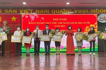 Đại diện lãnh đạo TP Hồ Chí Minh trao bằng khen cho các đơn vị có thành tích cao trong thu nộp ngân sách nhà nước năm 2021.