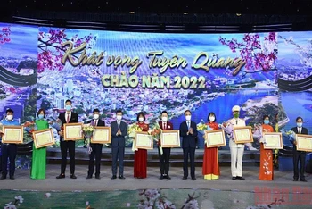 Vinh danh 10 Công dân Tuyên Quang tiêu biểu năm 2021.