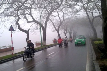 Khu vực Hà Nội nhiều mây, sáng sớm có sương mù rải rác, trưa chiều hửng nắng, trời rét. (Ảnh minh họa)