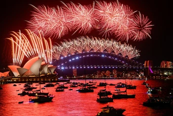 Pháo hoa rực sáng khu vực cầu cảng Sydney, Australia trong khoảnh khắc đầu tiên của năm mới, ngày 1/1/2022. (Ảnh: Reuters)