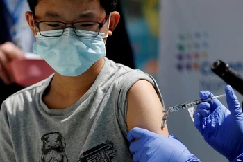 Một bé trai 13 tuổi được tiêm vaccine ngừa Covid-19 của Pfizer-BioNTech tại New Hyde Park, New York, Mỹ ngày 13/5/2021. (Ảnh: Reuters)