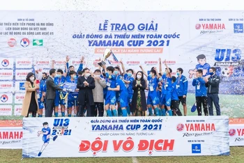 Đội PVF nhận Cúp vô địch.