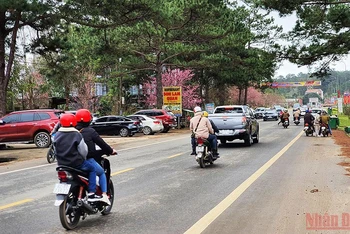 Các tuyến đường tại thị trấn Măng Đen tấp nập các phương tiện cá nhân của du khách.