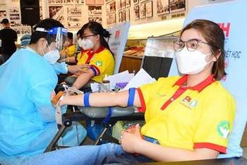 Các chiến sĩ tình nguyện tham gia hiến máu tình nguyện sau lễ ra quân. (Ảnh: H.K)