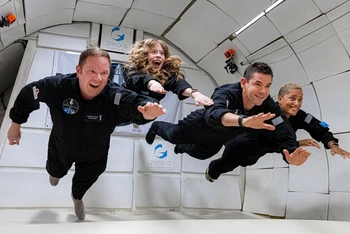 Bộ tứ là các phi hành gia không chuyên trong chuyến bay của SpaceX lên không gian ngày 15/9/2021 (Ảnh: REUTERS)