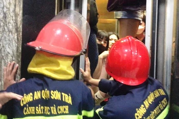 Lực lượng cứu hộ công an TP Đà Nẵng cứu các nạn nhân bị kẹt trong thang máy. (Ảnh: Công an cung cấp)
