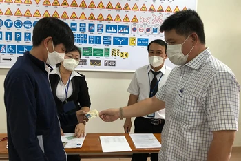 TP Hồ Chí Minh vừa thực hiện thí điểm cấp giấy phép lái xe ngay sau khi đạt kết quả sát hạch cho thí sinh có giấy phép quá hạn.