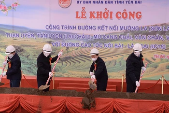 Lãnh đạo tỉnh Yên Bái và các nhà thầu dự lễ khởi công dự án.