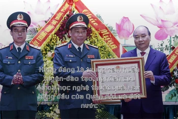 Chủ tịch nước Nguyễn Xuân Phúc trao Huân chương Bảo vệ Tổ quốc hạng Nhất cho Học viện Quốc phòng. (Ảnh: TTXVN)