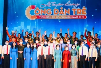 Các công dân trẻ tiêu biểu TP Hồ Chí Minh 2021 chụp hình lưu niệm cùng các lãnh đạo.
