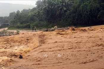 Một tuyến đường trên địa bàn huyện Tu Mơ Rông, tỉnh Kon Tum bị ngập, ngăn cách giao thông ngày 10/9/2021.