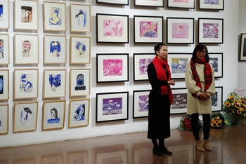 Hai nữ họa sĩ Trang Thanh Hiền và Nguyễn Mỹ Ngọc giới thiệu các tác phẩm tại triển lãm “Mùa trong vườn”. (Ảnh: Thế Sơn)