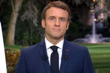 Tổng thống Pháp Emmanuel Macron phát biểu chúc mừng năm mới trên truyền hình Pháp, tối 31/12. (Ảnh: BFMTV)