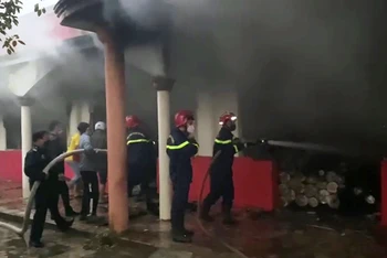 Lực lượng chuyên nghiệp phun nước, dần dập tắt đám cháy. 