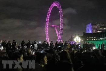 Người dân đón chào năm mới 2022 ở thủ đô London, Anh, ngày 1/1/2022. (Ảnh: THX/TTXVN)