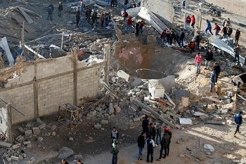 Hiện trường một vụ không kích của Israel tại khu vực phía bắc dải Gaza. (Ảnh: Reuters).