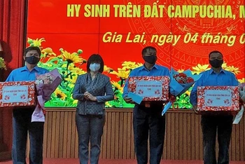 Phó Chủ tịch Ủy ban nhân dân tỉnh Gia Lai, Nguyễn Thị Thanh Lịch tặng quà cho đại diện Đội K52. 