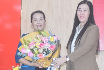 Đồng chí Đinh Thị Hồng Minh (trái) được bầu giữ chức Phó Bí thư Tỉnh ủy Quảng Ngãi, nhiệm kỳ 2020-2025.